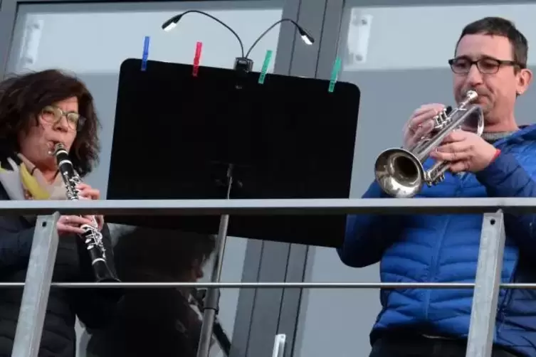 Auch eine Aktion: Andrea Faath-Becker und Guedo Becker spielen die inoffizielle Hymne „Prost Lachen-Speyerdorf" auf ihrem Balkon