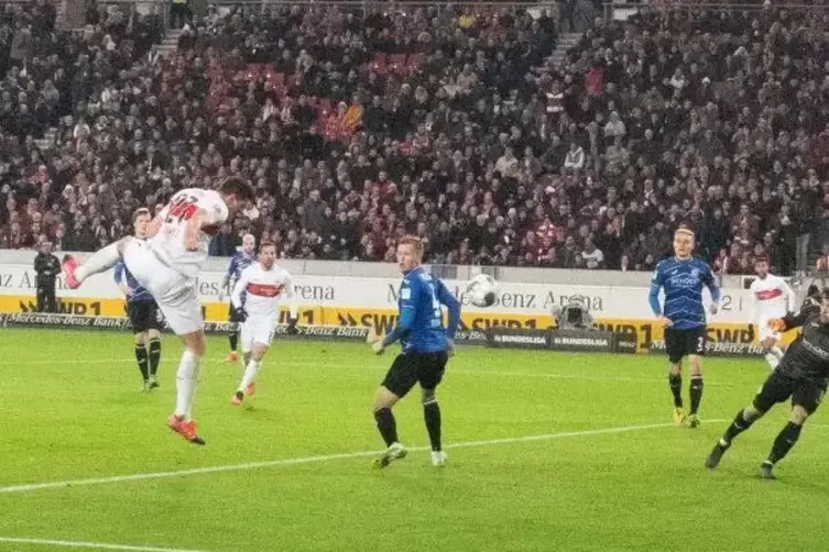 Das letzte Spiel zweier DFL-Klubs mit Publikum war am 9. März: Mario Gomez vom VfB Stuttgart köpft das 1:0 im Zweitliga-Duell ge