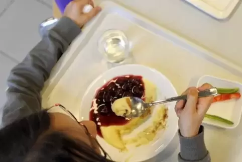Ab 1. April zieht die Stadt vorerst keine Beiträge mehr fürs Mittagessen in Ganztagsschulen und Kitas ein.