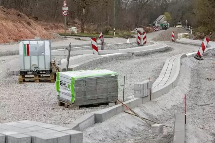 Eine Verkehrsinsel wird derzeit an der L395 zwischen Einsiedlerhof und Kindsbach gebaut. Bei den Betonfertigteilen gibt es Liefe