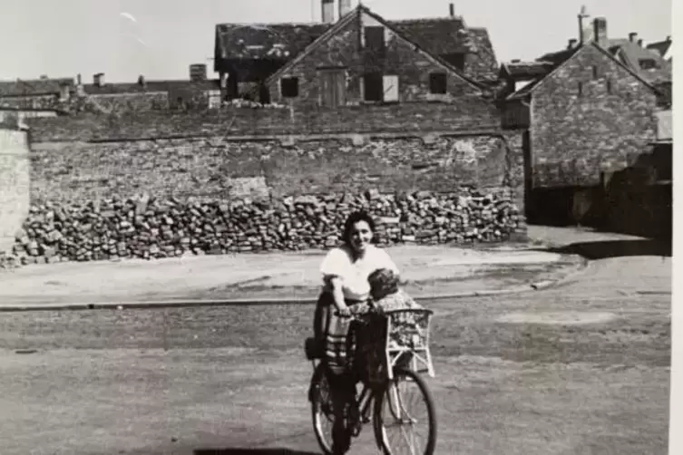 Der Kohlplatz im Jahr 1954: Astrid Münster sitzt auf dem Fahrrad ihrer Mutter Anna Becker. Im Hintergrund rechts ist die Bischof