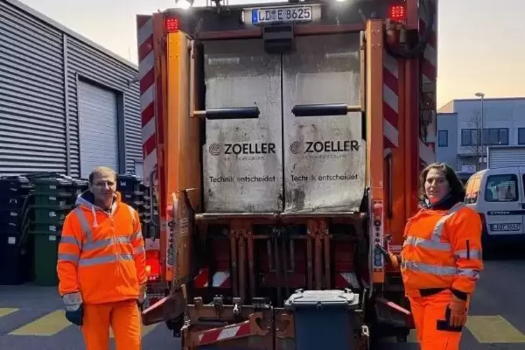 Alfred Karl und Günes Hölterhoff arbeiten derzeit als Team bei der Abfallabholung. 
