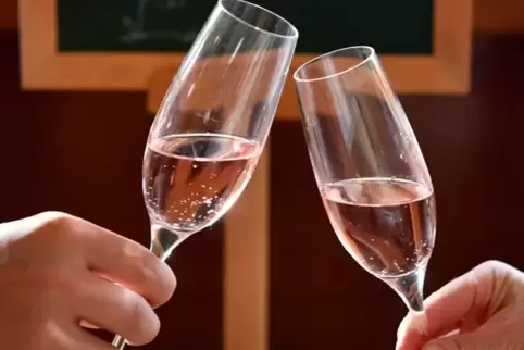 Anstoßen zu Silvester mit Sekt: Soll es in Waldsee weiter geben.
