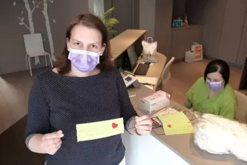 Die Dellfelder Ärztin Simone Schiro-Ruf (vorne) und Arzthelferin Tanja Roth mit den genähten und von der Verwaltung gestifteten 