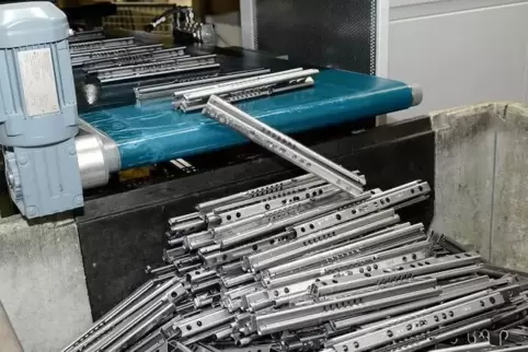 Eine der Komponenten, die im Rockenhausener Adient-Werk hergestellt werden: Schienen für Fahrzeugsitze. Weil Autobauer wegen der Eine der Komponenten, die im Rockenhausener Adient-Werk hergestellt werden: Schienen für Fahrzeugsitze. Weil Autobauer wegen der