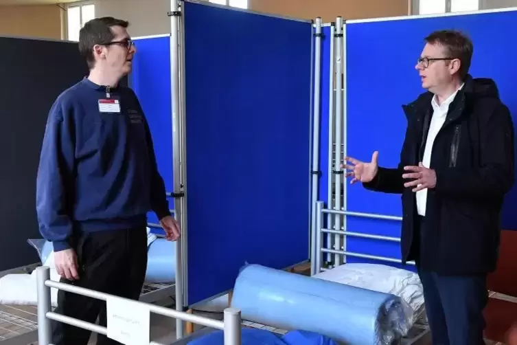 Der Leitende Notarzt Benny Benker zeigt Thomas Gebhart die Krankenzimmer. 