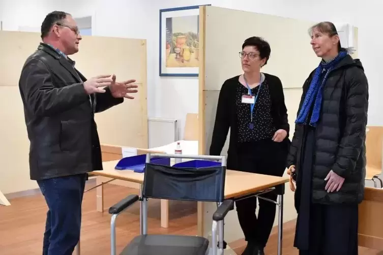 Michael Hatzenb&uuml;hler mit Jasmine Gutting (Mitte) vom Hetzelstift, die den Pflegedienst leiten soll, und Oberin Iris Daut.