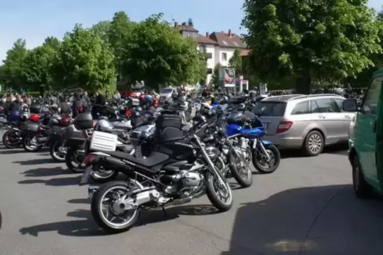 Dichtes Gedränge von Bikern in Johanniskreuz: Jetzt wurde der Parkplatz voll gesperrt. 