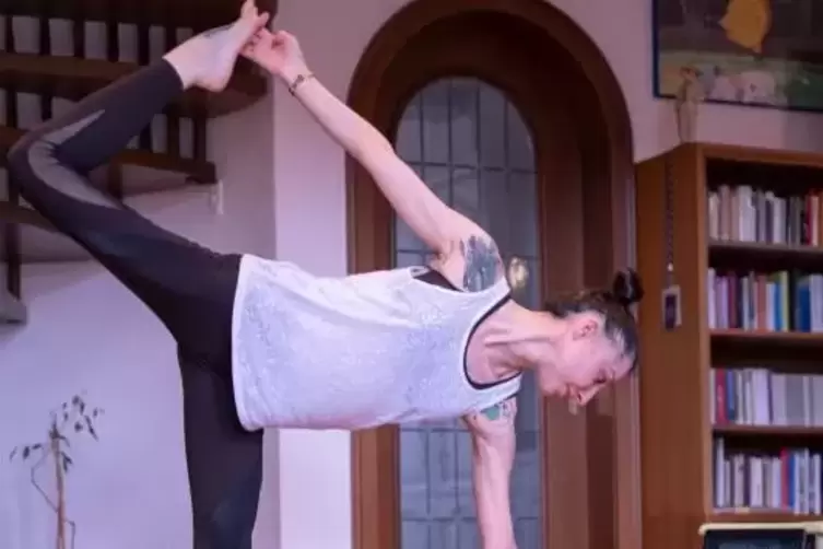Yoga macht Redakteurin Judith Hörle jetzt nicht mehr im Fitnessstudio, sondern zu Hause mit Videoanleitung. Der „Buddenbrooks“-W