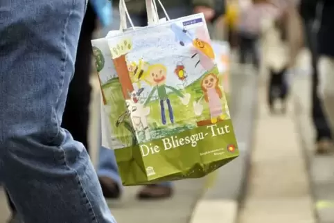 Im Bliesgau-Regal werden regionale Erzeugnisse angeboten, oft aus Bio-Produktion.