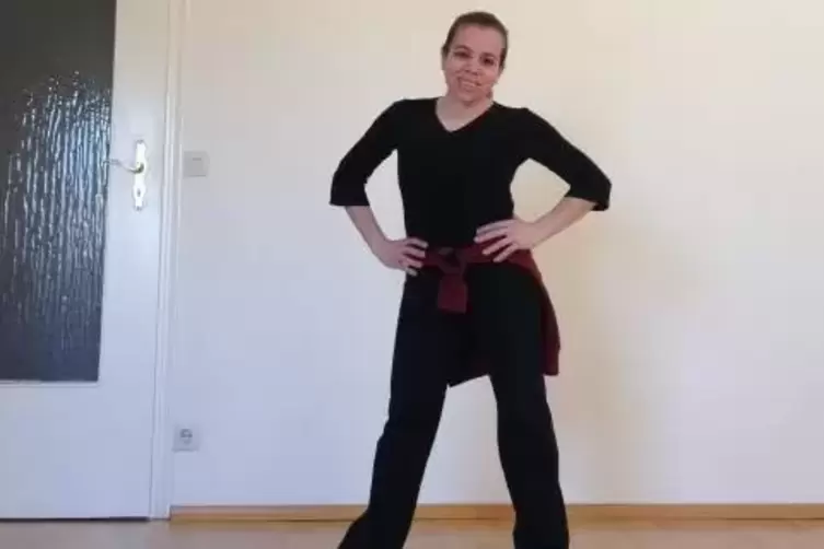 Sandra Maria Germann filmt sich beim tanzen im heimischen Wohnzimmer.