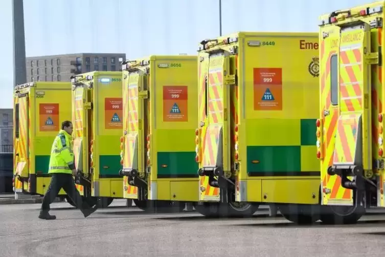In London stehen Krankenwagen bereit, die zur Abholung in ein provisorisches Krankenhaus dienen sollen. 