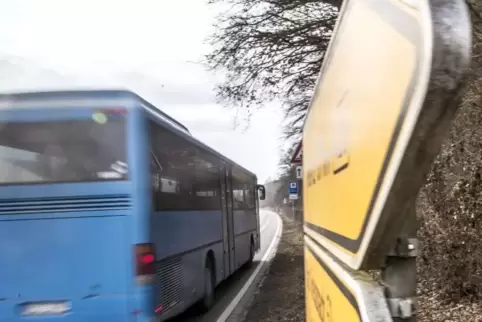 48687