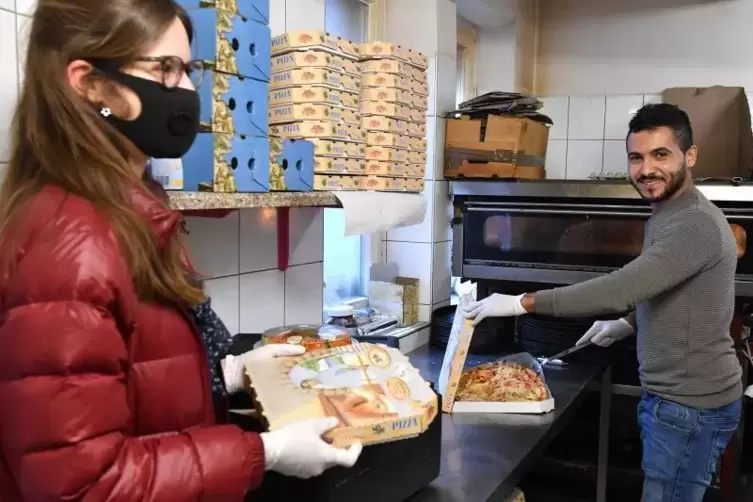 Die Pizza ist fertig: Antonia Osterrieder und Jihad Aissa vom La Cassetta in Wachenheim verpacken die Bestellungen zum Ausliefer