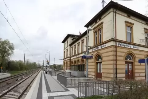Als die Bundespolizei davon erfuhr, dass am Bahnhof ein Bewusstloser im Gleisbett liegt, wurde das Gleis gesperrt. 