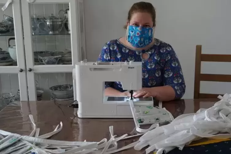 Maske selbst gemacht: Melanie Kranz an ihrer Nähmaschine.