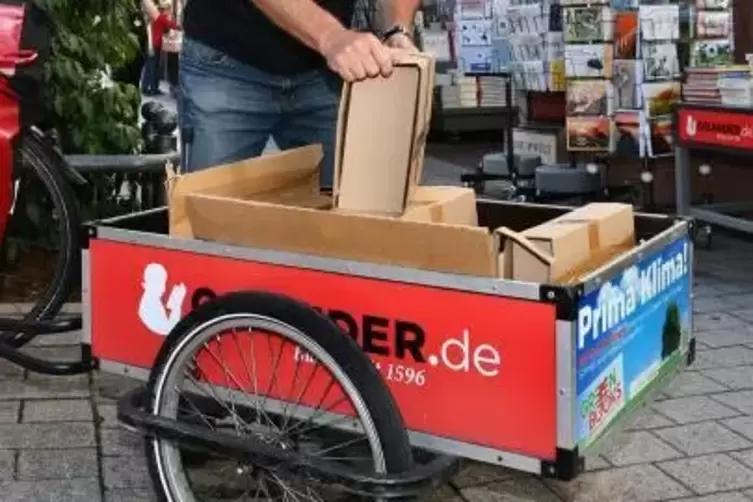 Mit Gepäckanhänger: Osiander-Fahrradkurier in Speyer. 