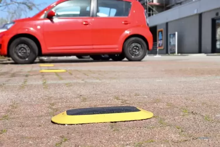 Auf dem Parkplatz des Aldi in Landau registrieren künftig Sensoren, wie lange Autos auf den Stellplätzen stehen.