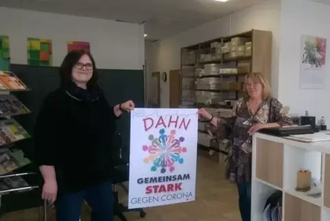 Annkatrin (li.) und Birgit Ziegler mit dem „Mutmacher“-Plakat. 