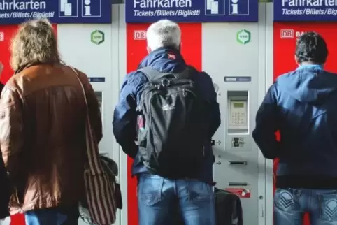 Fahrkartenverkauf am Automaten. 