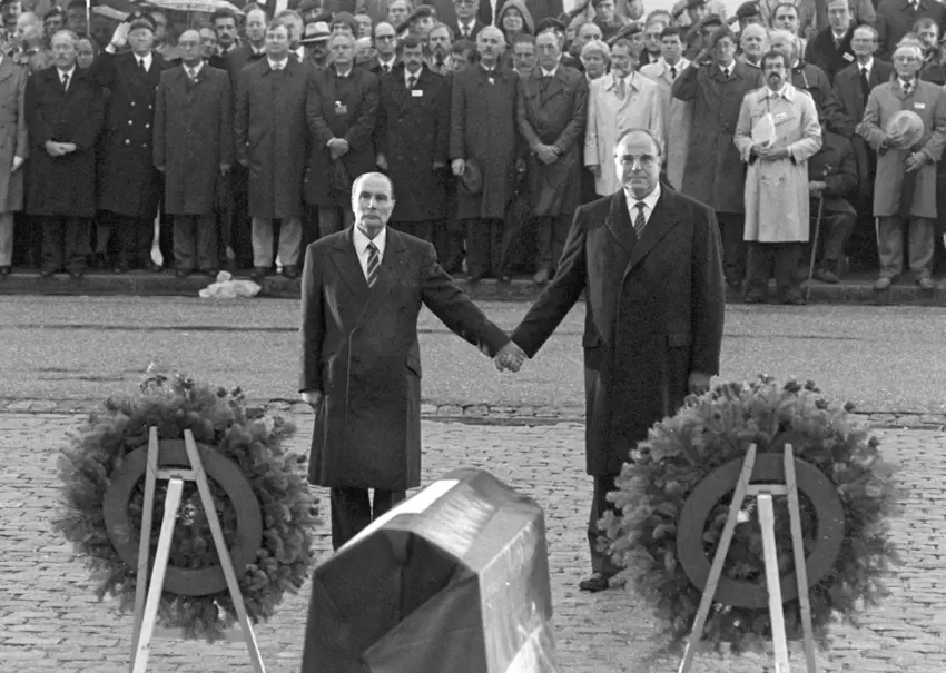 Eine der berühmtesten Szenen mit Helmut Kohl: Hand in Hand mit dem französischen Staatspräsidenten Francois Mitterand gedenkt Ko
