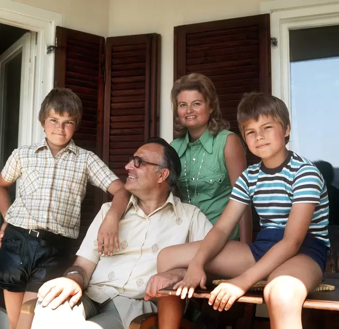Familienidylle im Jahr 1975: Helmut Kohl mit seiner damaligen Frau Hannelore und den beiden Söhnen Walter und Peter.