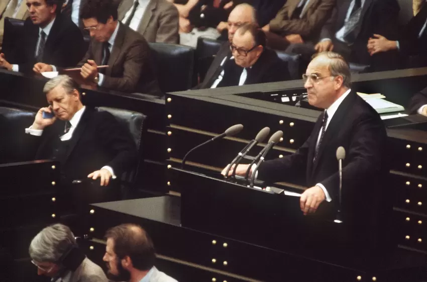 Helmut Kohl als Oppositionspolitiker 1982 im Bundestag. Hier hält er vor dem Misstrauensvotum gegen den damaligen SPD-Kanzler He