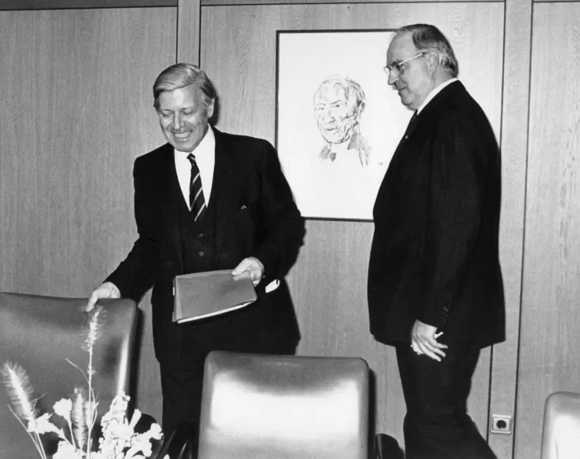 1982: Helmut Kohl übernimmt im Kanzleramt von Helmut Schmidt.