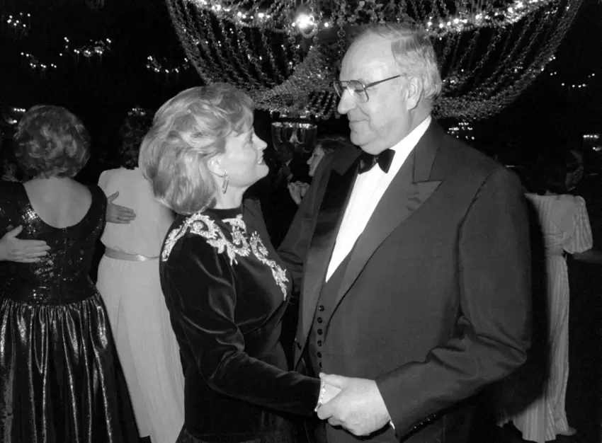 Helmut Kohl mit seiner damaligen Frau Hannelore Kohl beim Bundespresseball im Jahr 1987.