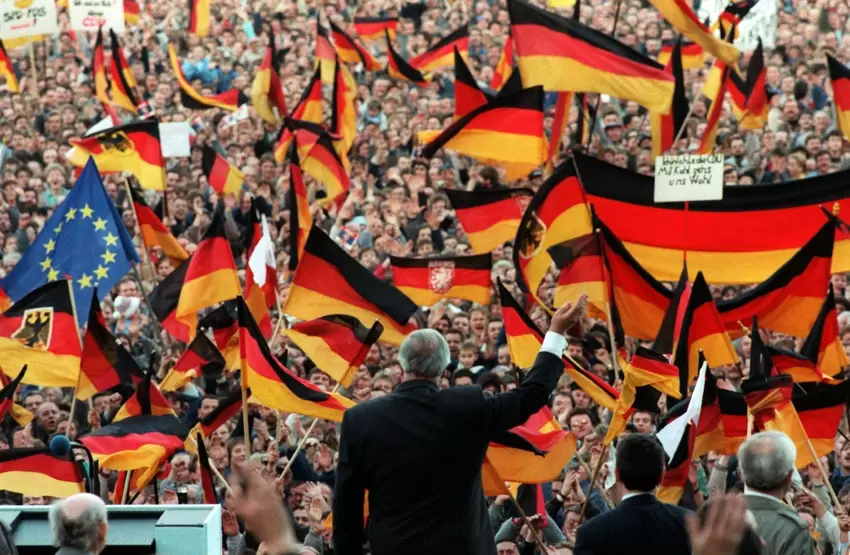 Helmut Kohls großes Verdienst ist die Deutsche Einheit. Diese Szene zeigt den damaligen Kanzler im Jahr 1990 bei einer Wahlveran