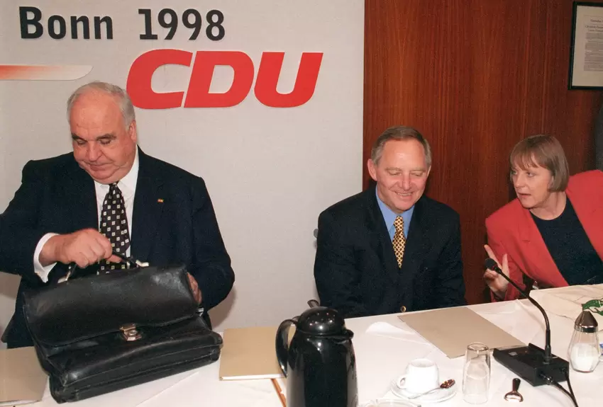 Helmut Kohl muss den CDU-Vorsitz im Jahr 1998 ablegen.