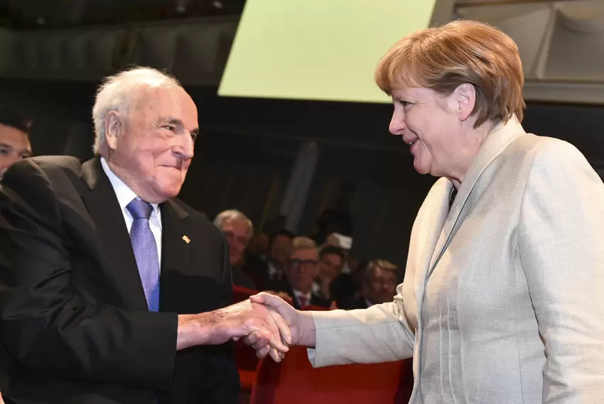 Helmut Kohl besucht die Jubiläumsfeier anlässlich des 150-jährigen Bestehens der BASF in Ludwigshafen und trifft dort auf die Ka
