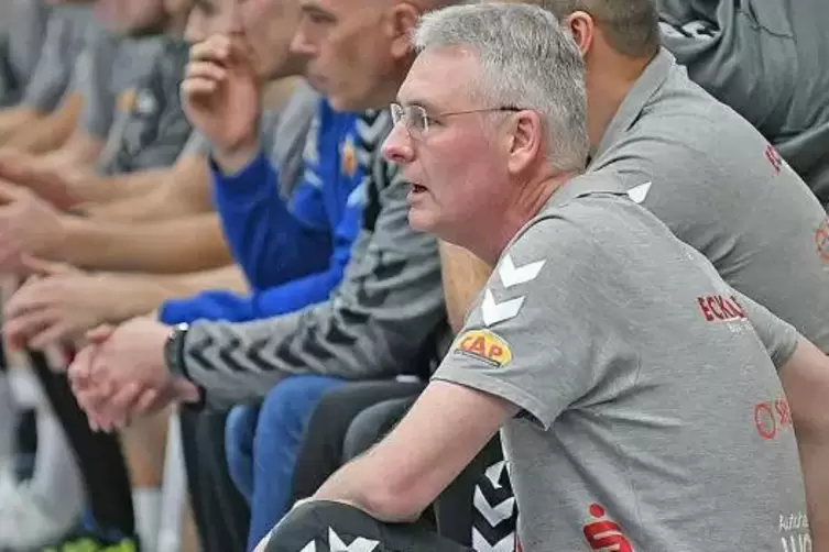 Stefan Bullacher (rechts), Trainer des SV 64 Zweibr&uuml;cken, rechnet in der kommenden Spielzeit mit einer &bdquo;Mammutrunde&ldquo;.