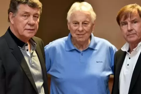 Mit Größen der Fußballwelt auf Du und Du: Klaus Lösch (Mitte), hier im Bild mit Trainerlegende Otto Rehhagel (links) und Hubert 