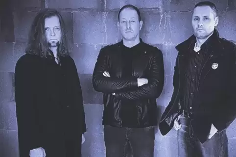 Haben sich (wieder-)gefunden: Bernd Basmer (links) komplettiert die Band Nachtgreif. Basmer, Frontman Thorsten Fries (Mitte) und