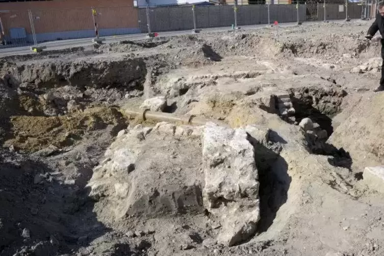 Die Mauerreste zeigen den Fachleuten, wo genau das Gotteshaus einst stand. Sie sollen in der Erde erhalten bleiben.