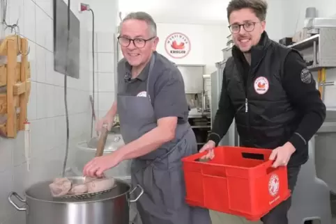 Am Kessel: Heiner und Alexander Krieger. 