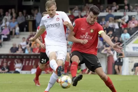 Nicht in Tritt gekommen: FCK-Stürmer Andri Rúnar Bjarnason. Rechts Julian Leist von der SG Sonnenhof Großaspach.