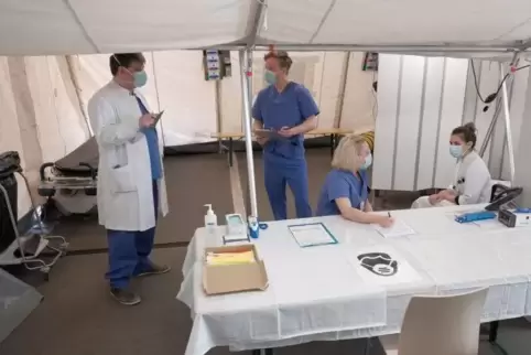 Beim Eingang in die Uni-Notaufnahme müssen Patienten neuerdings eine Zeltschleuse durchlaufen. Beim Eingang in die Uni-Notaufnahme müssen Patienten neuerdings eine Zeltschleuse durchlaufen.