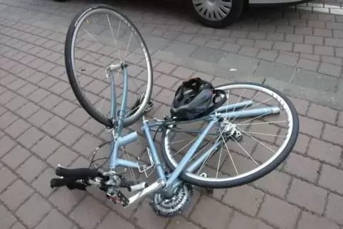 Betrunkener fällt von seinem Rad.