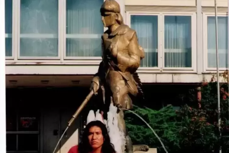 Auf den Spuren des Pf&auml;lzer &bdquo;Lederstrumpf&ldquo;-Vorbilds: Navajo Joe Atene 1995 am Brunnen in Edenkoben