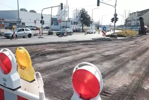 Die Baustelle auf der Erbach-Umgehung (Robert-Bosch-Straße) in Höhe Real-Supermarkt (links): Von hier aus kann man derzeit nicht Die Baustelle auf der Erbach-Umgehung (Robert-Bosch-Straße) in Höhe Real-Supermarkt (links): Von hier aus kann man derzeit nicht