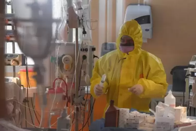 Ein Mediziner behandelt einen Patienten auf einer Intensivstation in Rom.