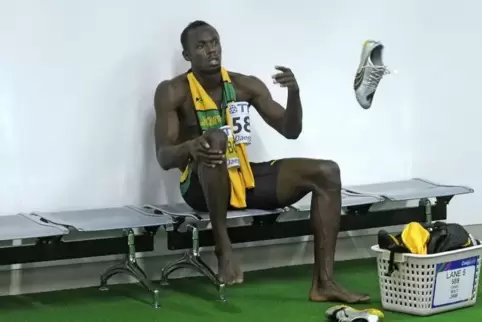Ein Bild, das um die Welt ging: Usain Bolt pfeffert seinen Schuh nach seiner Disqualifikation weg. Beobachtet von Bernhard Kunz.
