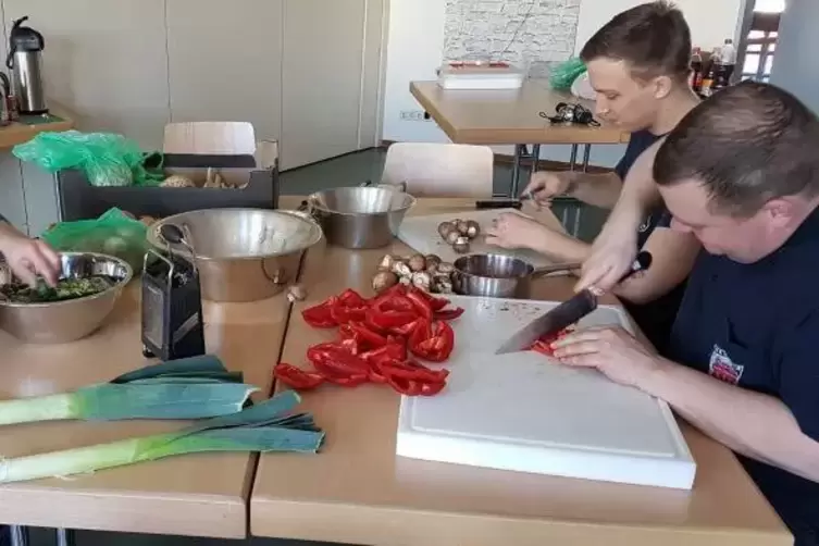 In der K&uuml;che: Die Kameraden kochen selbst. 