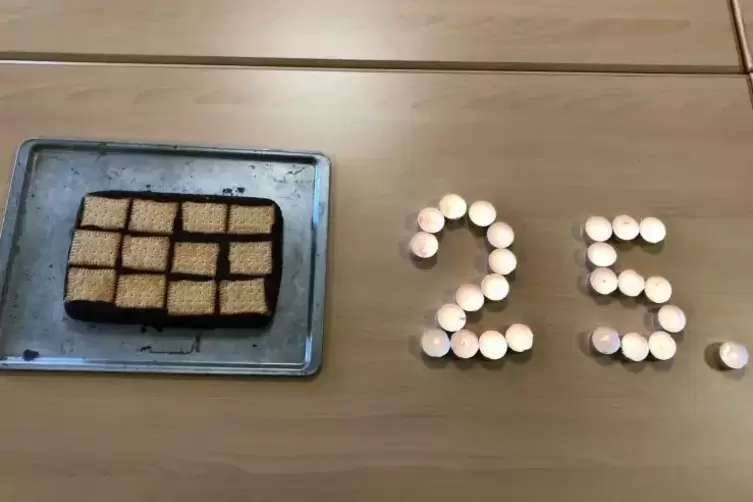 Mit Keksen: Geburtstag in Isolation.
