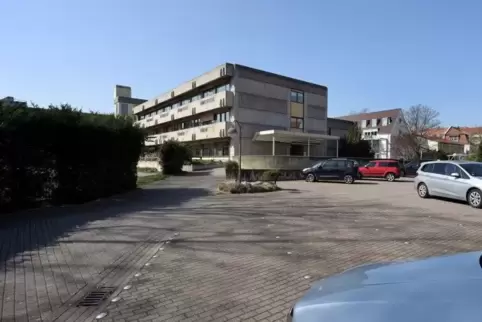  Diakonissen-Stiftungs-Krankenhaus: Teile des Parkplatzes werden für die Patienten der Corona-Praxis abgesperrt.