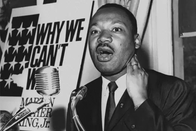 Martin Luther King Junior k&auml;mpfte f&uuml;r B&uuml;rgerrechte, aber auch gegen Armut und soziale Benachteiligung. Er erhielt 1964 den Fried