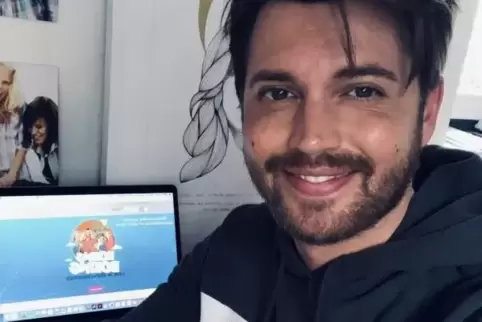Selfie mit Kaffeetasse (hier leider nicht im Bild): Tim Poschmann im Homeoffice.