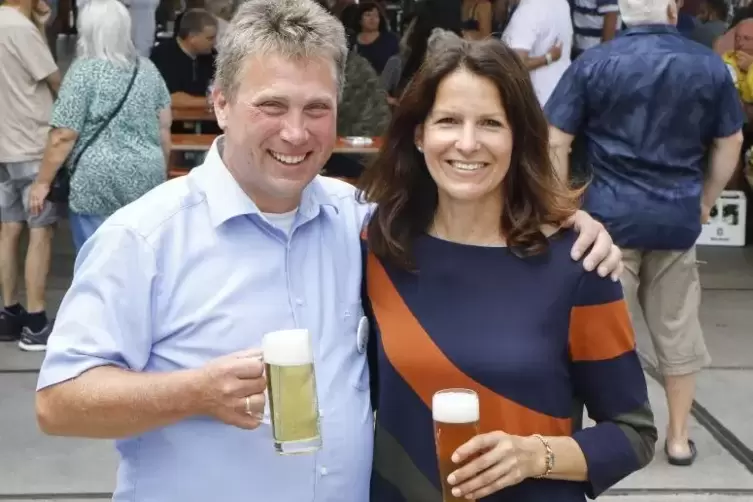 Hofft, dass &bdquo;wir im Sommer wieder Bischoff im Biergarten trinken k&ouml;nnen&ldquo;: Sven Bischoff mit seiner Frau Sandra. 